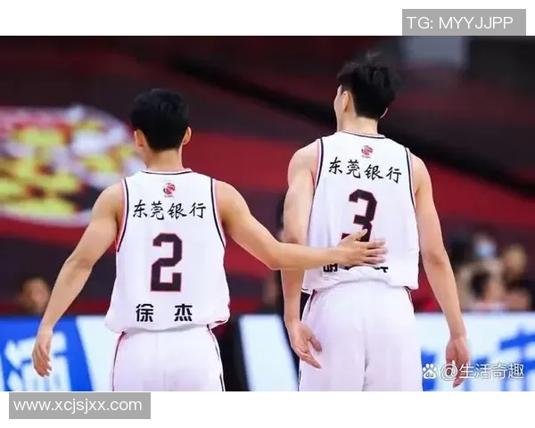 胡明轩：从青涩少年到篮球场上的闪耀明星之路